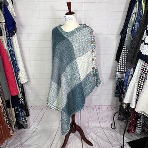 NWOT |•SIMPLY NOELLE•| Soft Knit Poncho With Buttons One Size